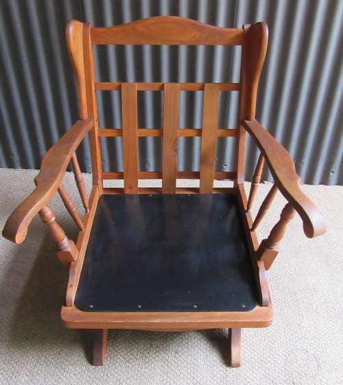 A LOVELY SOLLID WOOD VINTAGE ROCKING CHAIR