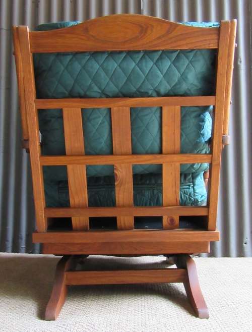 A LOVELY SOLLID WOOD VINTAGE ROCKING CHAIR