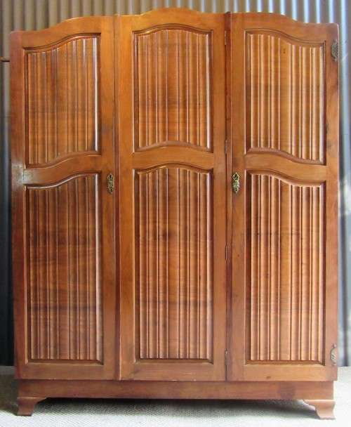 A STUNNING VINTAGE THREE DOOR CUPBOARD - WITH LOTS OF SPACE AND DRAWERS INSIDE