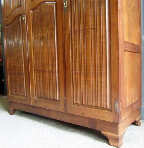 A STUNNING VINTAGE THREE DOOR CUPBOARD - WITH LOTS OF SPACE AND DRAWERS INSIDE