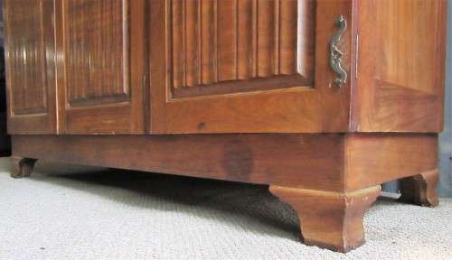 A STUNNING VINTAGE THREE DOOR CUPBOARD - WITH LOTS OF SPACE AND DRAWERS INSIDE