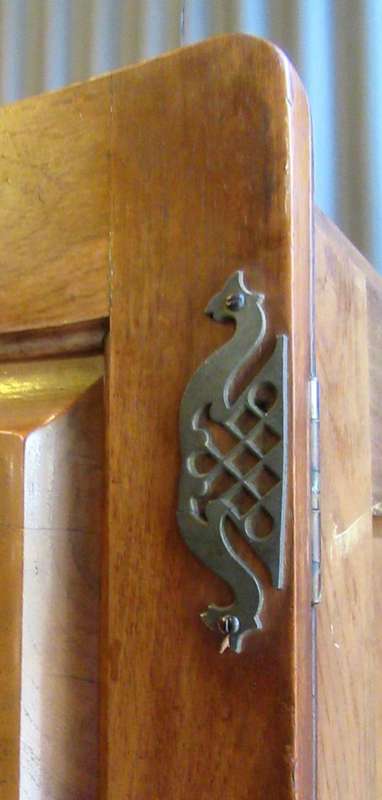 A STUNNING VINTAGE THREE DOOR CUPBOARD - WITH LOTS OF SPACE AND DRAWERS INSIDE