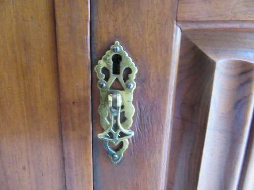 A STUNNING VINTAGE THREE DOOR CUPBOARD - WITH LOTS OF SPACE AND DRAWERS INSIDE