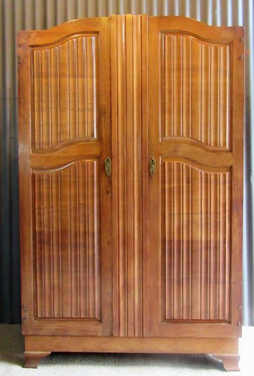 A STUNNING VINTAGE TWO DOOR CUPBOARD IN GOOD CONDITION