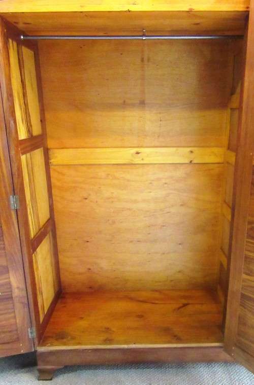 A STUNNING VINTAGE THREE DOOR CUPBOARD - WITH LOTS OF SPACE AND DRAWERS INSIDE