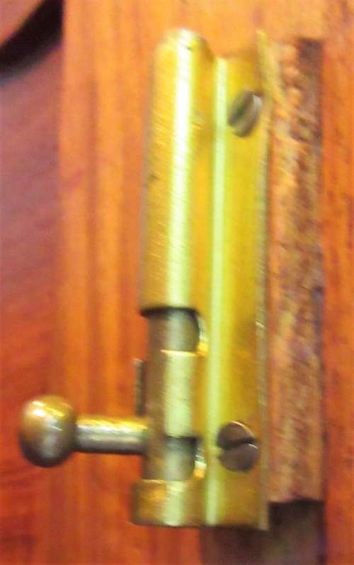 A STUNNING VINTAGE THREE DOOR CUPBOARD - WITH LOTS OF SPACE AND DRAWERS INSIDE
