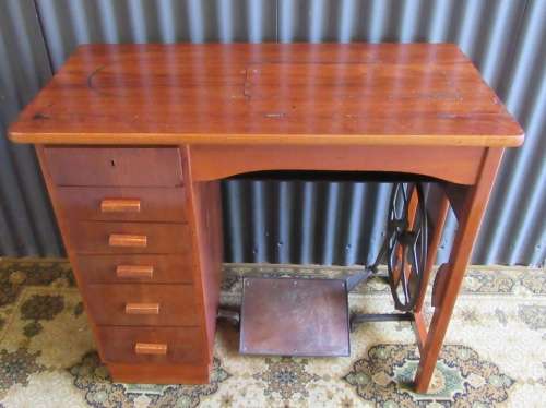 A LOVLEY BARNINA FARRIT VINTAGE SEWING MACHINE IN ITS OWN DESK WITH 6 DRAWERS