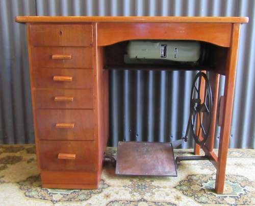 A LOVLEY BARNINA FARRIT VINTAGE SEWING MACHINE IN ITS OWN DESK WITH 6 DRAWERS