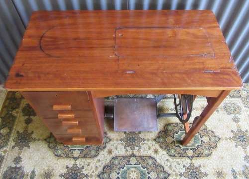 A LOVLEY BARNINA FARRIT VINTAGE SEWING MACHINE IN ITS OWN DESK WITH 6 DRAWERS