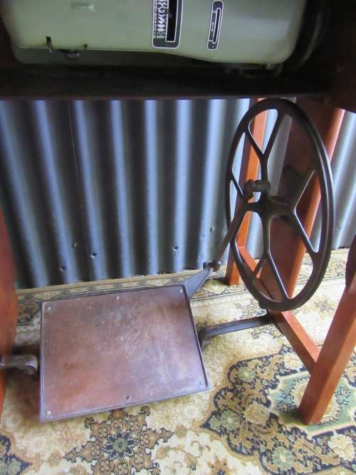 A LOVLEY BARNINA FARRIT VINTAGE SEWING MACHINE IN ITS OWN DESK WITH 6 DRAWERS