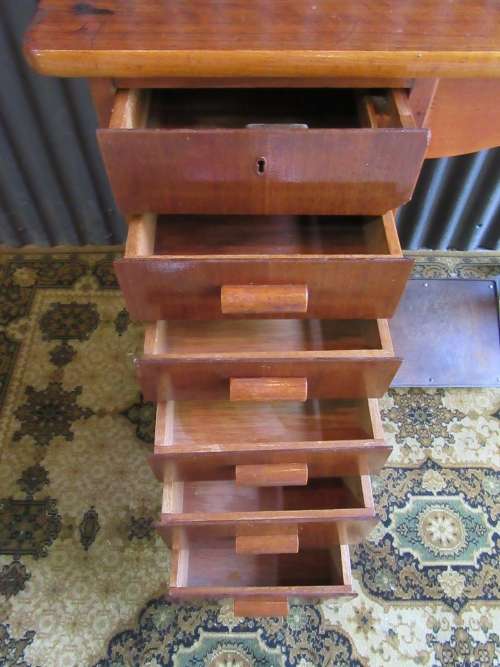 A LOVLEY BARNINA FARRIT VINTAGE SEWING MACHINE IN ITS OWN DESK WITH 6 DRAWERS