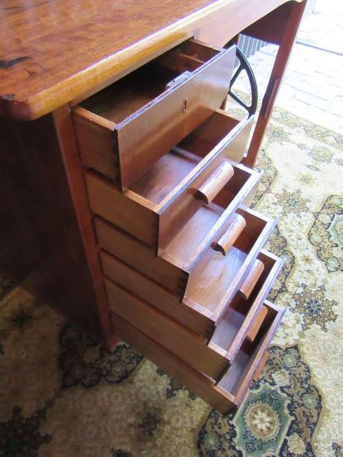 A LOVLEY BARNINA FARRIT VINTAGE SEWING MACHINE IN ITS OWN DESK WITH 6 DRAWERS