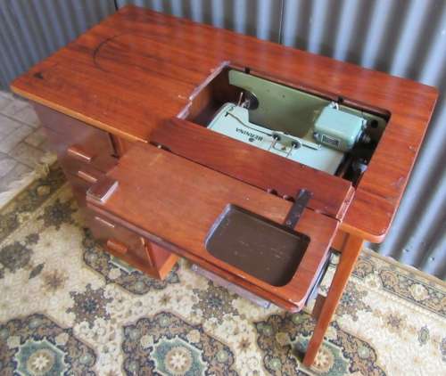 A LOVLEY BARNINA FARRIT VINTAGE SEWING MACHINE IN ITS OWN DESK WITH 6 DRAWERS