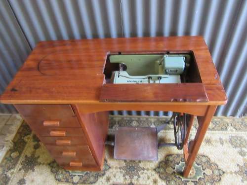 A LOVLEY BARNINA FARRIT VINTAGE SEWING MACHINE IN ITS OWN DESK WITH 6 DRAWERS