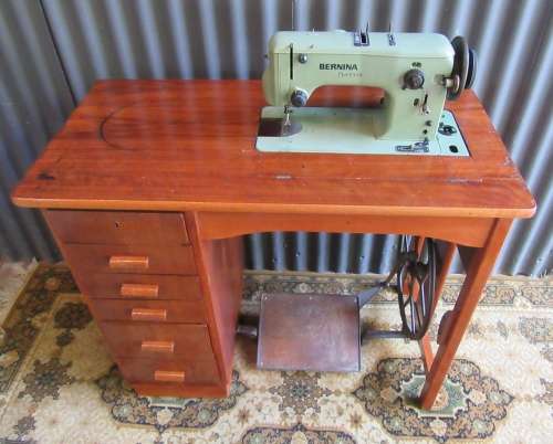 A LOVLEY BARNINA FARRIT VINTAGE SEWING MACHINE IN ITS OWN DESK WITH 6 DRAWERS