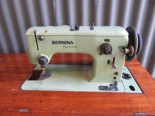 A LOVLEY BARNINA FARRIT VINTAGE SEWING MACHINE IN ITS OWN DESK WITH 6 DRAWERS