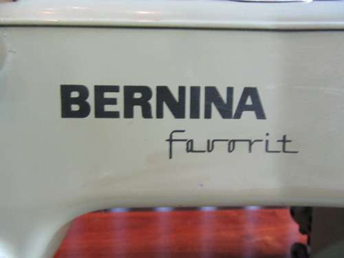 A LOVLEY BARNINA FARRIT VINTAGE SEWING MACHINE IN ITS OWN DESK WITH 6 DRAWERS