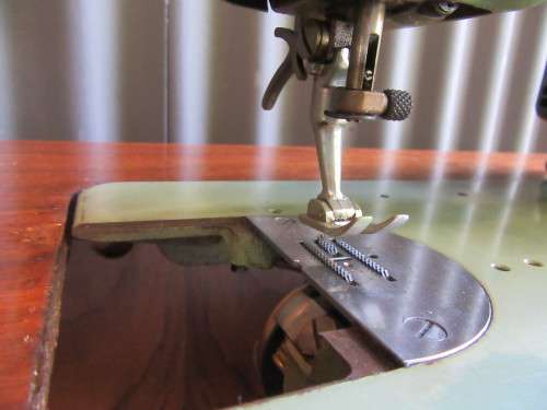 A LOVLEY BARNINA FARRIT VINTAGE SEWING MACHINE IN ITS OWN DESK WITH 6 DRAWERS