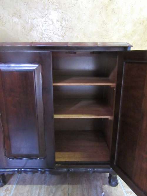 A EXQUISITED TWO DOOR IMBUIA CUPBOARD ABSOLUTLEY BEAUTIFUL