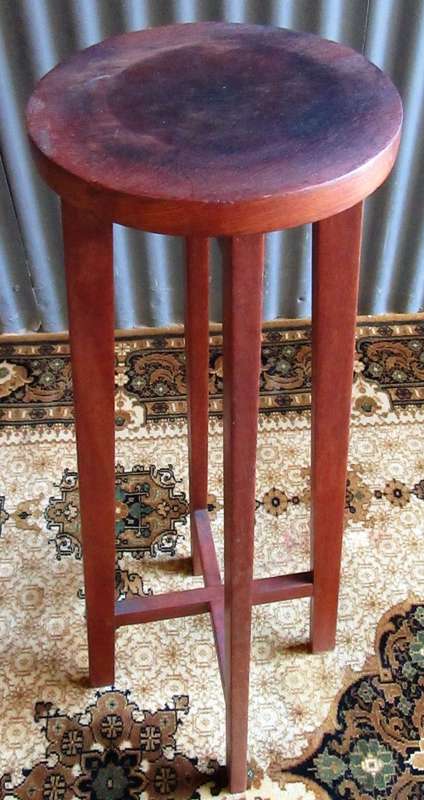 A MARVELOUS VINTAGE SOLID WOOD TALL PLANT OR LAMP STAND