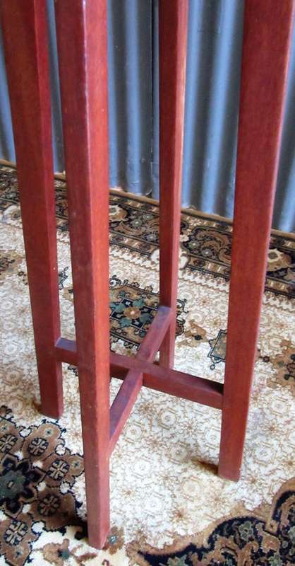 A MARVELOUS VINTAGE SOLID WOOD TALL PLANT OR LAMP STAND