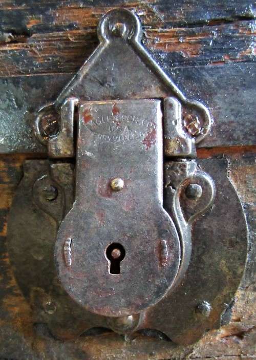 WOW A MARVELOUS LARGE ANTIQUE WOODEN AND METAL TRUNK