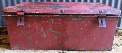 A LOVLEY VINTAGE METAL SHABBY CHIC TRUNK