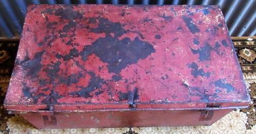 A LOVLEY VINTAGE METAL SHABBY CHIC TRUNK