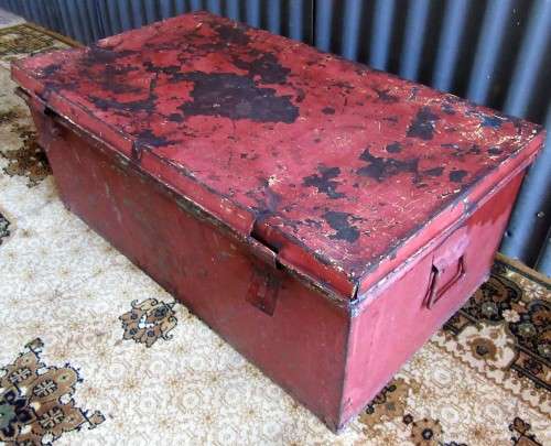 A LOVLEY VINTAGE METAL SHABBY CHIC TRUNK