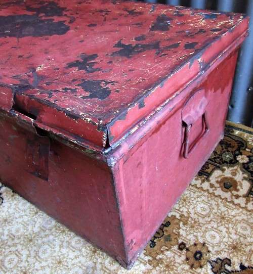 A LOVLEY VINTAGE METAL SHABBY CHIC TRUNK