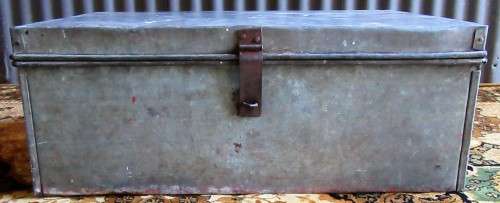 A LOVLEY VINTAGE METAL SHABBY CHIC TRUNK