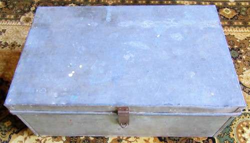 A LOVLEY VINTAGE METAL SHABBY CHIC TRUNK