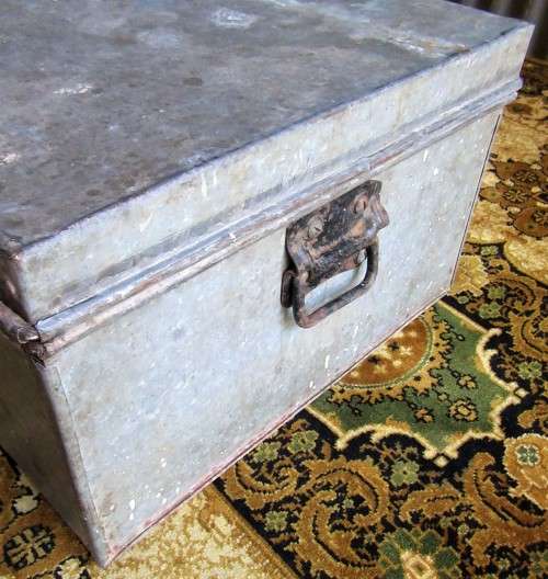 A LOVLEY VINTAGE METAL SHABBY CHIC TRUNK