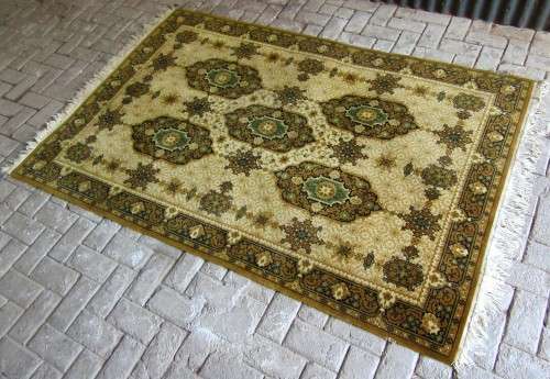 A GORGEOUS CARPET BY BELGIAN NATIONAL CARPET INSTITUTE Length:   210cm Width:     136cm