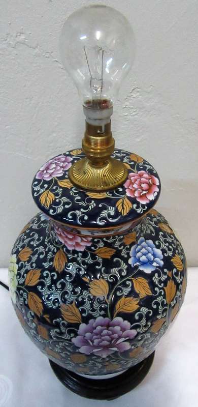 A ELGANT & STYLISH LARGE ORIENTAL PORCELIAN TABLE LAMP - AMAZING