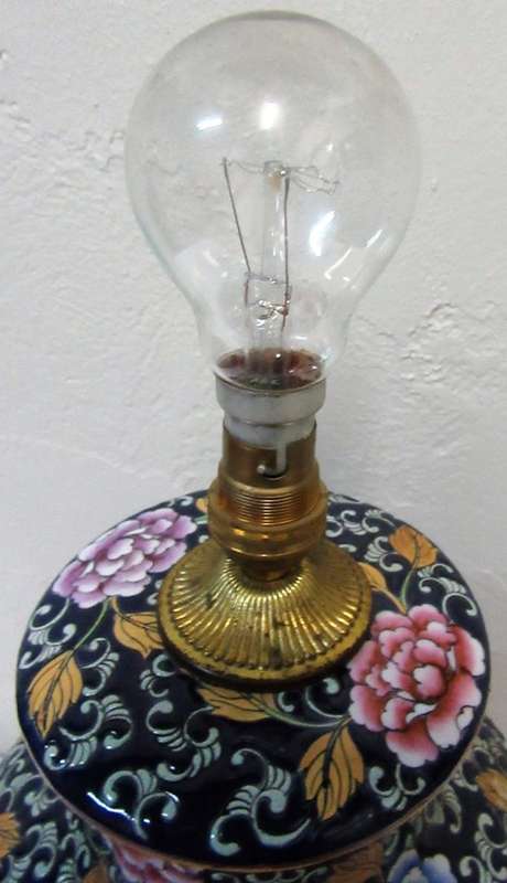 A ELGANT & STYLISH LARGE ORIENTAL PORCELIAN TABLE LAMP - AMAZING