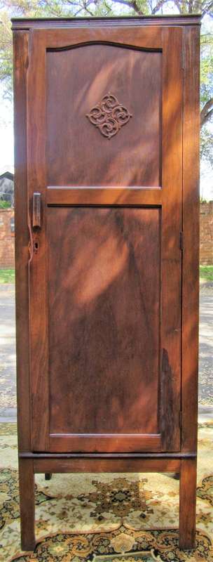 A CUTE ONE DOOR VINTAGE/ANTIQUE WARDROBE PERFECT FOR A BATHROOM OR SMALER ROOM