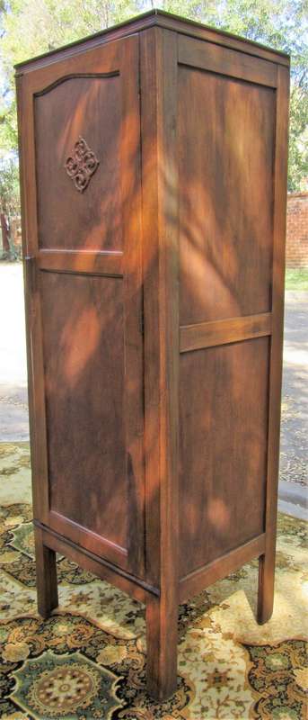 A CUTE ONE DOOR VINTAGE/ANTIQUE WARDROBE PERFECT FOR A BATHROOM OR SMALER ROOM