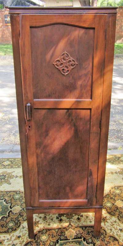 A CUTE ONE DOOR VINTAGE/ANTIQUE WARDROBE PERFECT FOR A BATHROOM OR SMALER ROOM