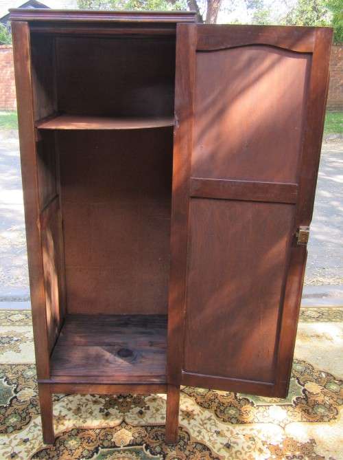 A CUTE ONE DOOR VINTAGE/ANTIQUE WARDROBE PERFECT FOR A BATHROOM OR SMALER ROOM