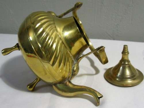 A GORGEOUS LIDDED BRASS KETTLE -
