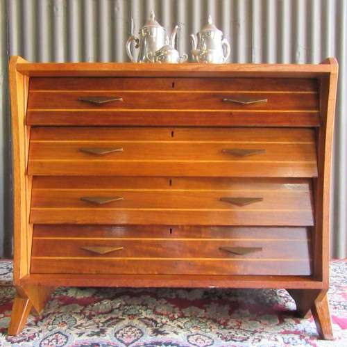 A BEAUTIFUL VINTAGE FIVE DRAWER CHEST OF DRAWERS - ABSOLUTELY MARVELOUS
