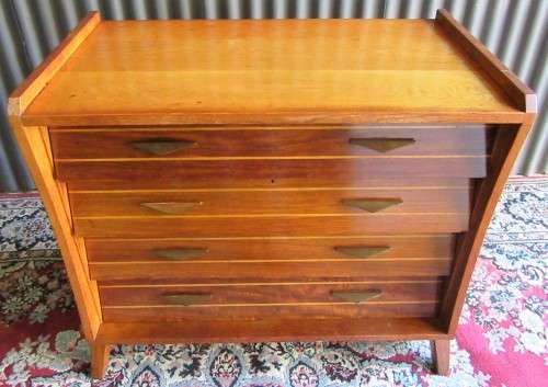A BEAUTIFUL VINTAGE FIVE DRAWER CHEST OF DRAWERS - ABSOLUTELY MARVELOUS