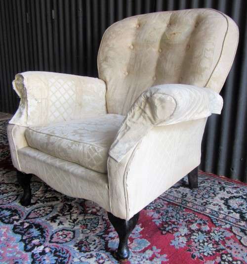 A ELGANT & STYLISH COMFORTABLE QUEEN ANNE SINGLE SEATER SOFA MIGHT NEED RE UPHOLSTERY
