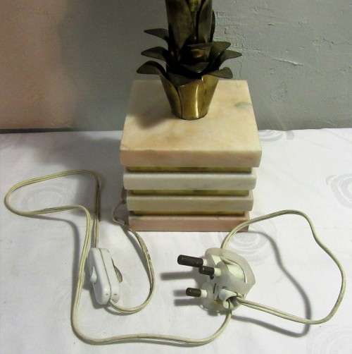 A STUNNING GRANITE AND BRASS METAL TABEL LAMP BEAUTIFUL HOME DECOR