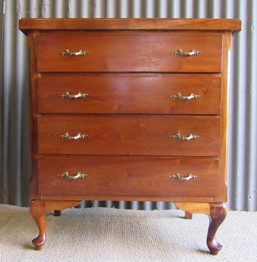 A STUNNING FOUR DRAWER QUEEN ANNE CHEST OF DRAWERS IN EXCELLENT CONDITTION