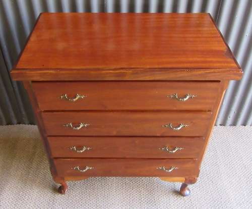 A STUNNING FOUR DRAWER QUEEN ANNE CHEST OF DRAWERS IN EXCELLENT CONDITTION