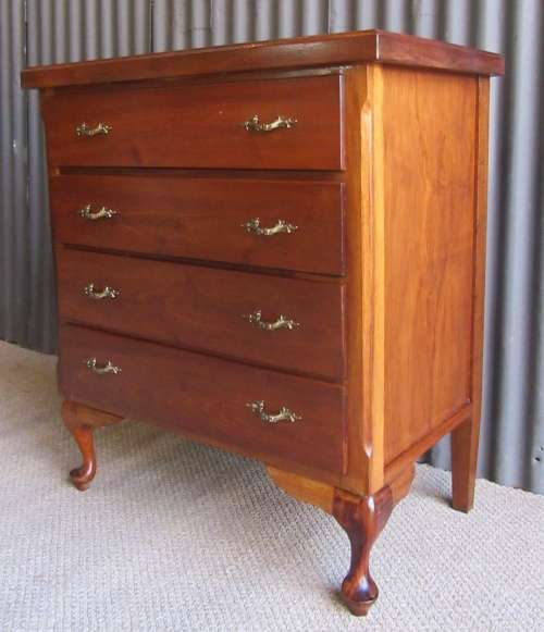 A STUNNING FOUR DRAWER QUEEN ANNE CHEST OF DRAWERS IN EXCELLENT CONDITTION