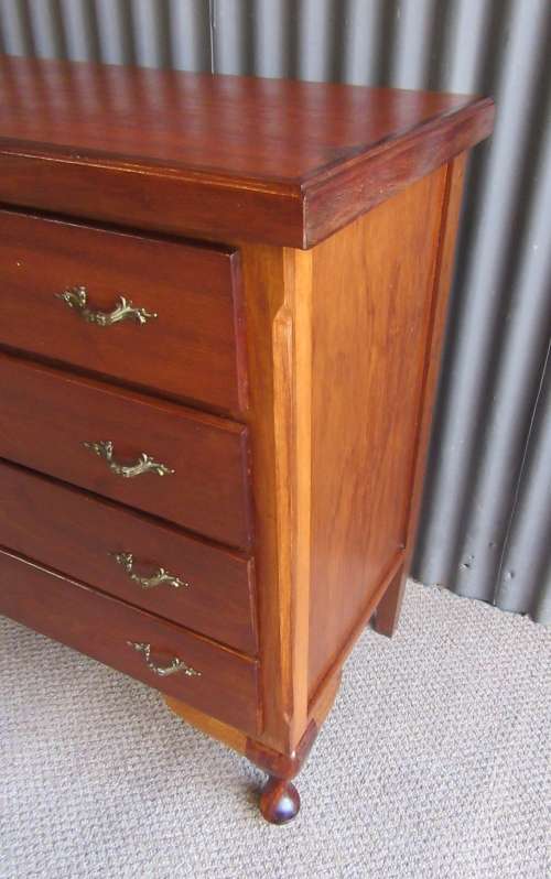 A STUNNING FOUR DRAWER QUEEN ANNE CHEST OF DRAWERS IN EXCELLENT CONDITTION