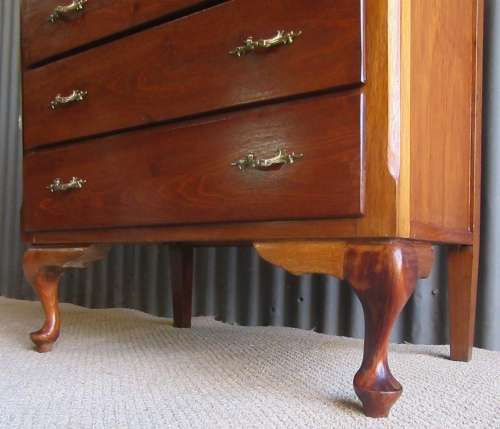 A STUNNING FOUR DRAWER QUEEN ANNE CHEST OF DRAWERS IN EXCELLENT CONDITTION